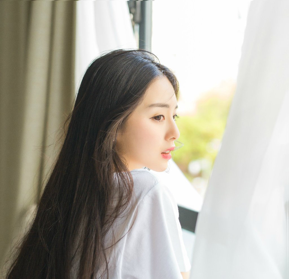 “主公……”黄权站出来一步，面色有些复杂的摇了摇头。
